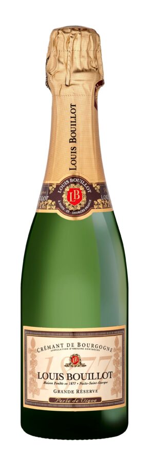 Photo d'une bouteille de crémant de Bourgogne, présentée sur un fond élégant et blanc. Il se distingue par sa bouteille et ses bulles fines, parfait pour des célébrations et des moments festifs